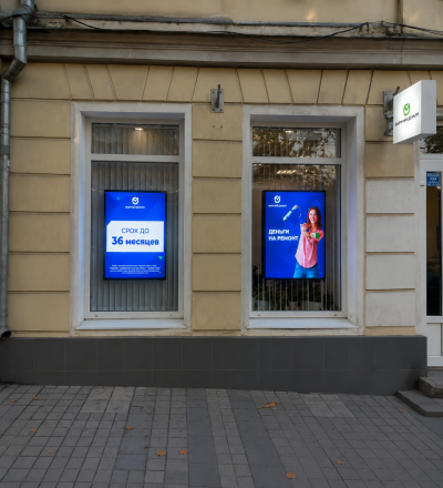 LED-экраны с рекламой займов на фасаде офиса «Выручай Деньги»